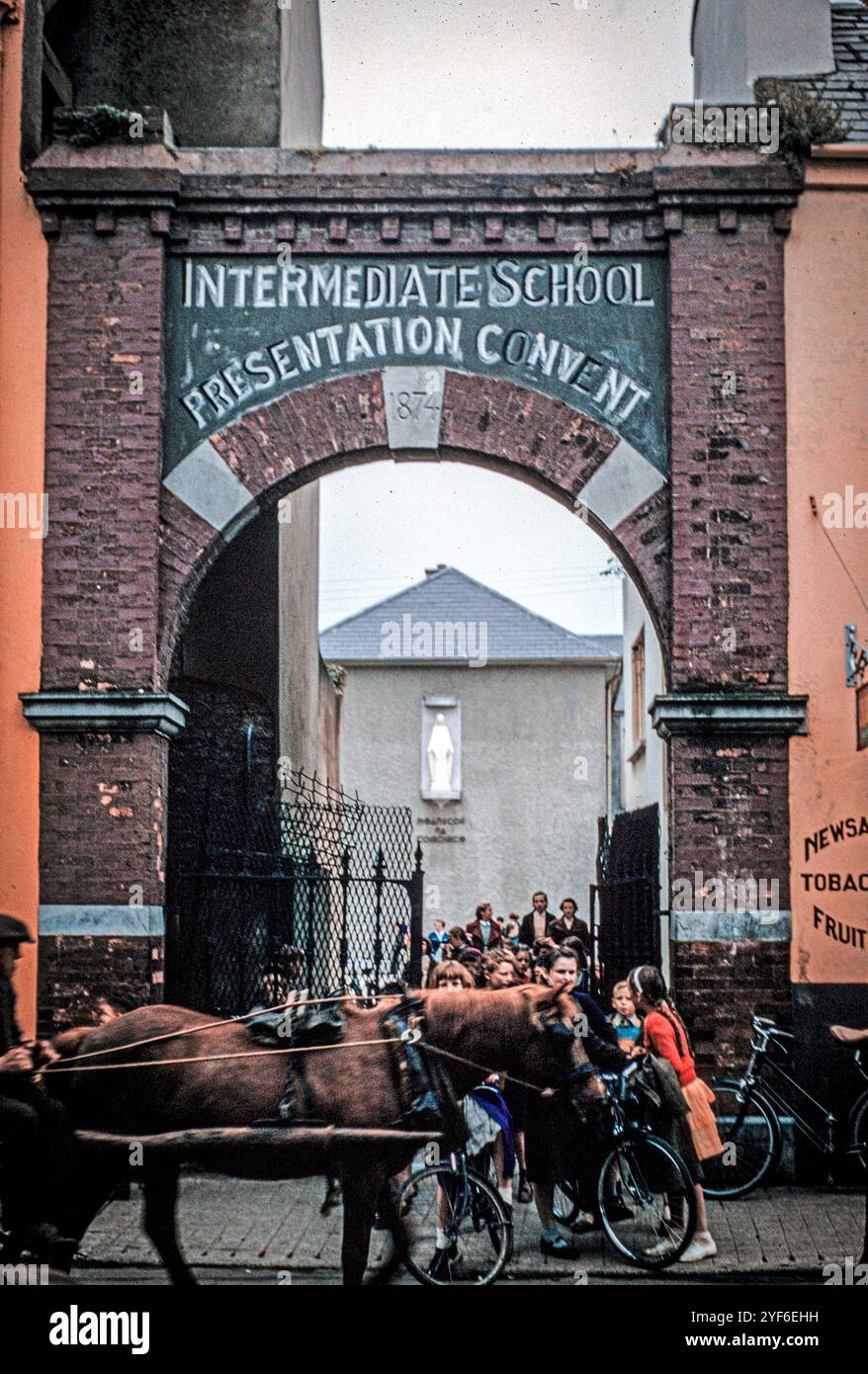 Der Eingang zum Presentation Convent, Intermediate College, in Castleisland, Co Kerry, Irland. Fotografiert 1957. Stockfoto