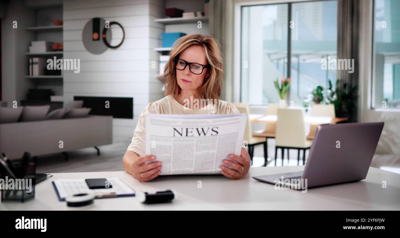 Frau, Die Zu Hause Zeitung Liest. Neuigkeiten Und Veranstaltungen Stockfoto