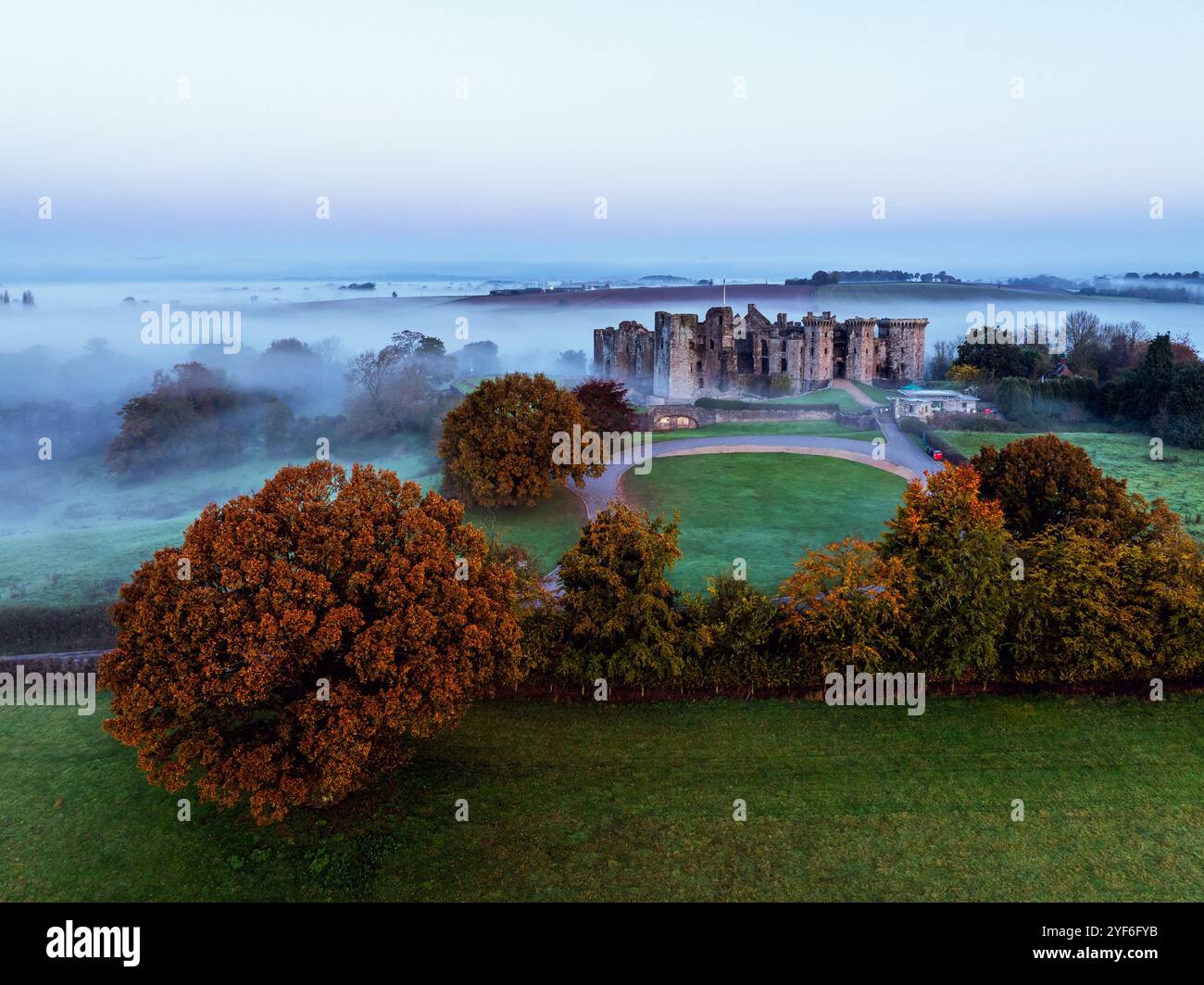 Raglan Castle im Nebel bei Sonnenaufgang, Monmouthshire, Wales, England Stockfoto