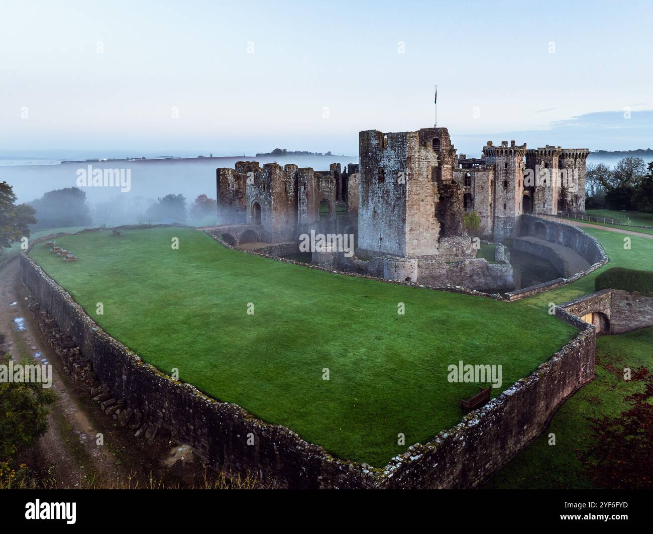 Raglan Castle im Nebel bei Sonnenaufgang, Monmouthshire, Wales, England Stockfoto