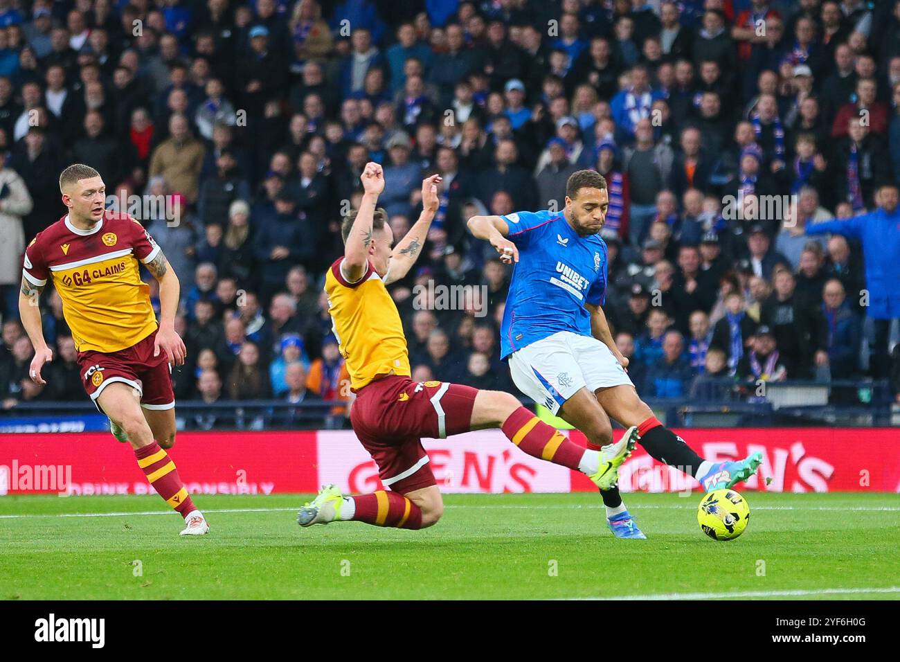 Glasgow, Großbritannien. November 2024. Das zweite Halbfinale des Premier Sports Cup zwischen Motherwell FC und Rangers FC fand im Hampden Park in Glasgow, Schottland, Großbritannien statt. Das Finale war Motherwell 1:2 Rangers. Die Tore wurden von Celtic Go ins Finale geschossen, um den Sieger zwischen den Rangers und Motherwell zu spielen. Die Tore wurden von Einem Halliday, Motherwell, 25 Minuten erzielt. C Dessers, Rangers 49 Minuten und N. Bajrami 81 Minuten. Das Finale wird zwischen Celtic und Rangers stattfinden. Quelle: Findlay/Alamy Live News Stockfoto