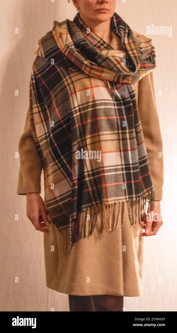 Frau mit warmem Wollmantel und Schal Stockfoto