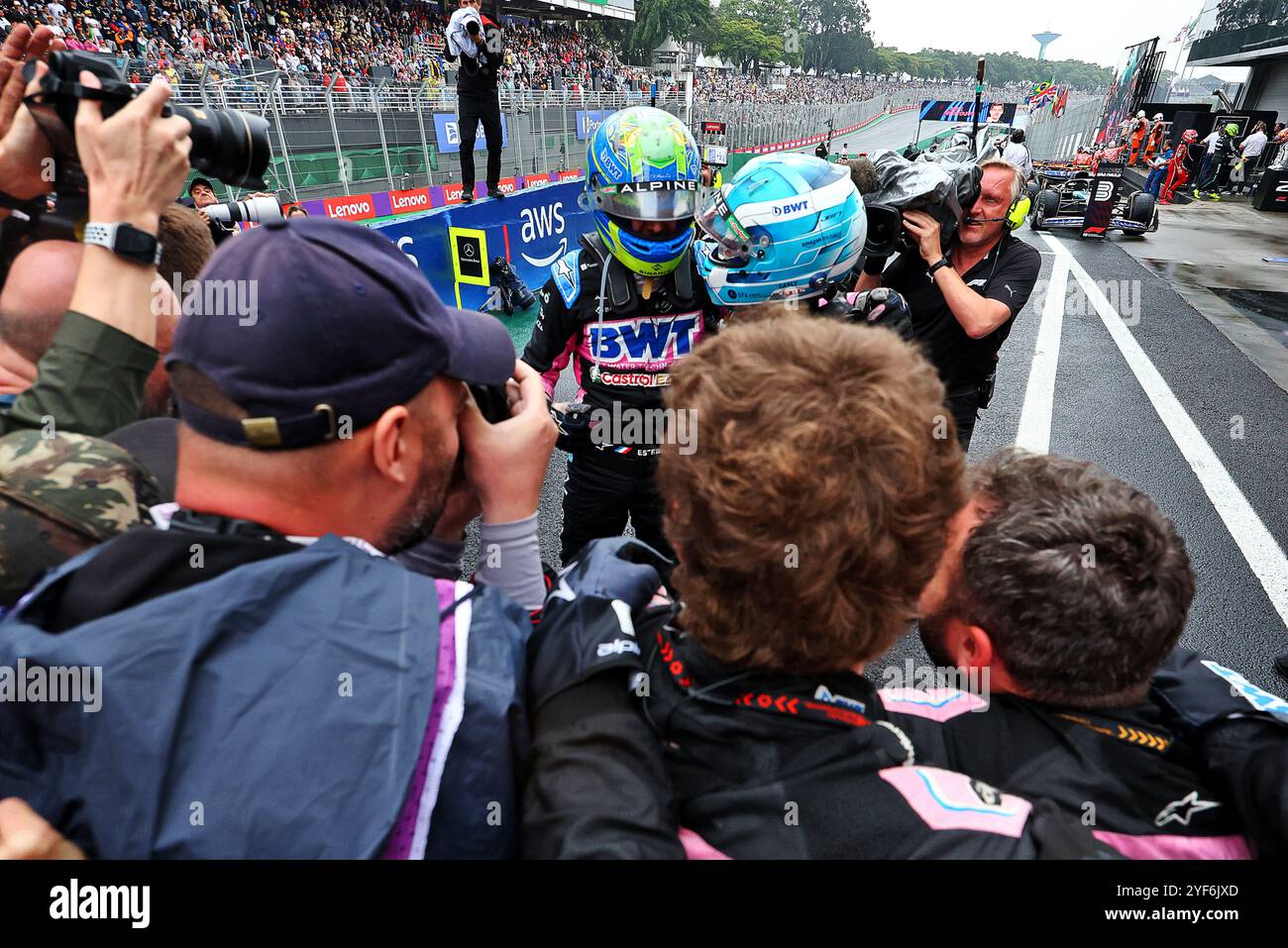 Sao Paulo, Brasilien. November 2024. Das Esteban Ocon (FRA) Alpine F1 Team und Pierre Gasly (FRA) Alpine F1 Team feiern 2-3 im parc Ferme. 03.11.2024. Formel-1-Weltmeisterschaft, Rd 21, Großer Preis Brasiliens, Sao Paulo, Brasilien, Wettkampftag. Das Foto sollte lauten: XPB/Alamy Live News. Stockfoto