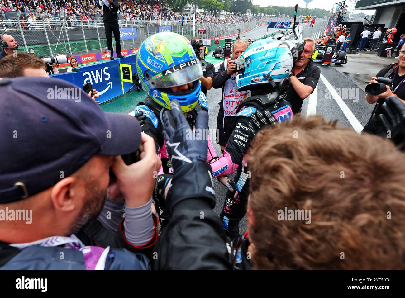 Sao Paulo, Brasilien. November 2024. Das Esteban Ocon (FRA) Alpine F1 Team und Pierre Gasly (FRA) Alpine F1 Team feiern 2-3 im parc Ferme. 03.11.2024. Formel-1-Weltmeisterschaft, Rd 21, Großer Preis Brasiliens, Sao Paulo, Brasilien, Wettkampftag. Das Foto sollte lauten: XPB/Alamy Live News. Stockfoto