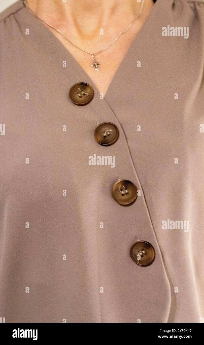 Dünne Frau mit stylischer, warmfarbiger Bluse Stockfoto