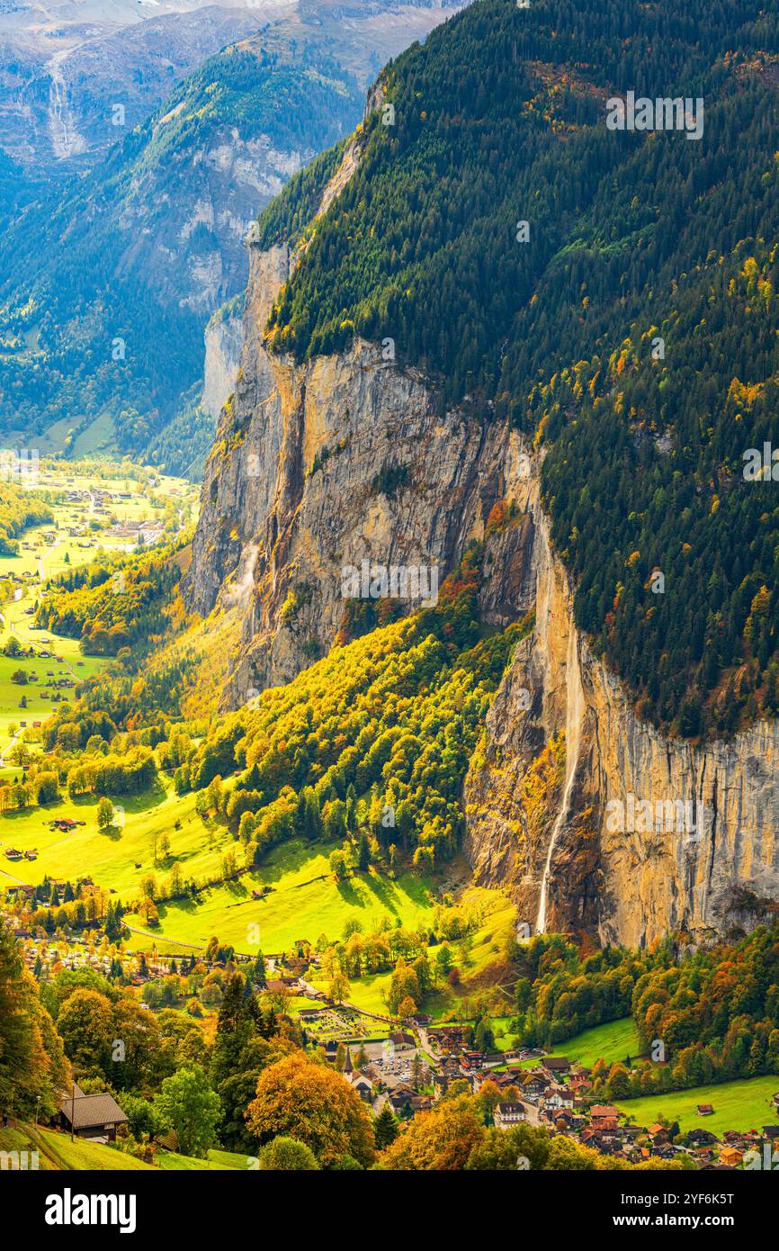 Lauterbrunnen, Schweiz Tal ab Wengen in der Herbstsaison mit Staubbachfällen. Stockfoto