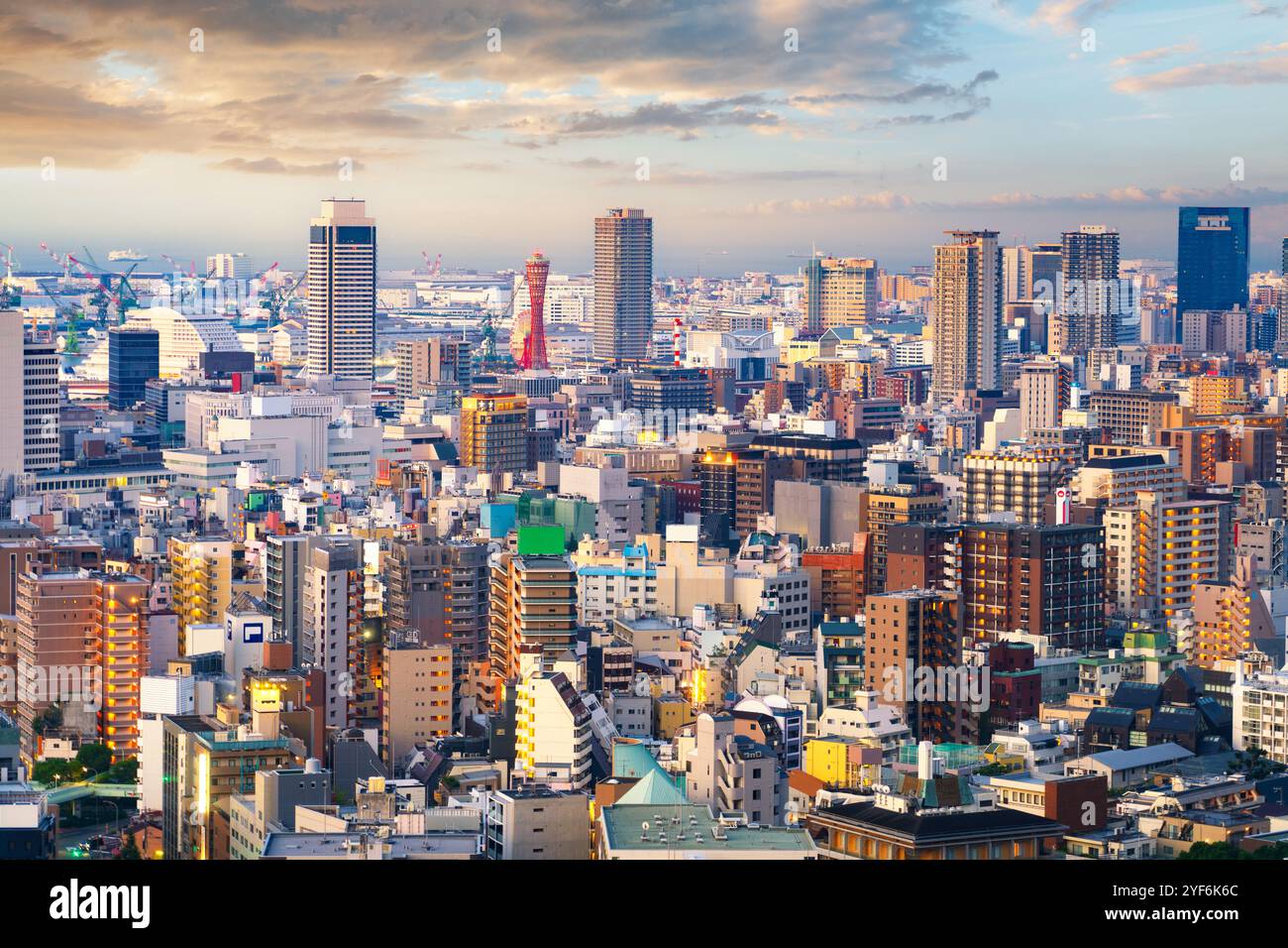 Kobe, Japan: Dichte Skyline der Stadt bei Sonnenaufgang. Stockfoto