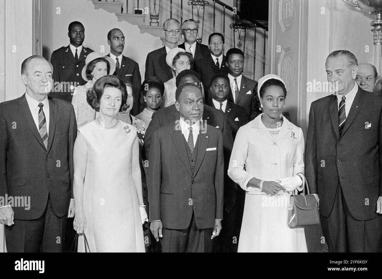 Vizepräsident Hubert Humphrey, First Lady Bird Johnson, Präsident der Elfenbeinküste Félix Houphouët-Boigny, seine Frau Marie-Thérèse Houphouët-Boigny und Präsident Lyndon B. Johnson im Weißen Haus Stockfoto