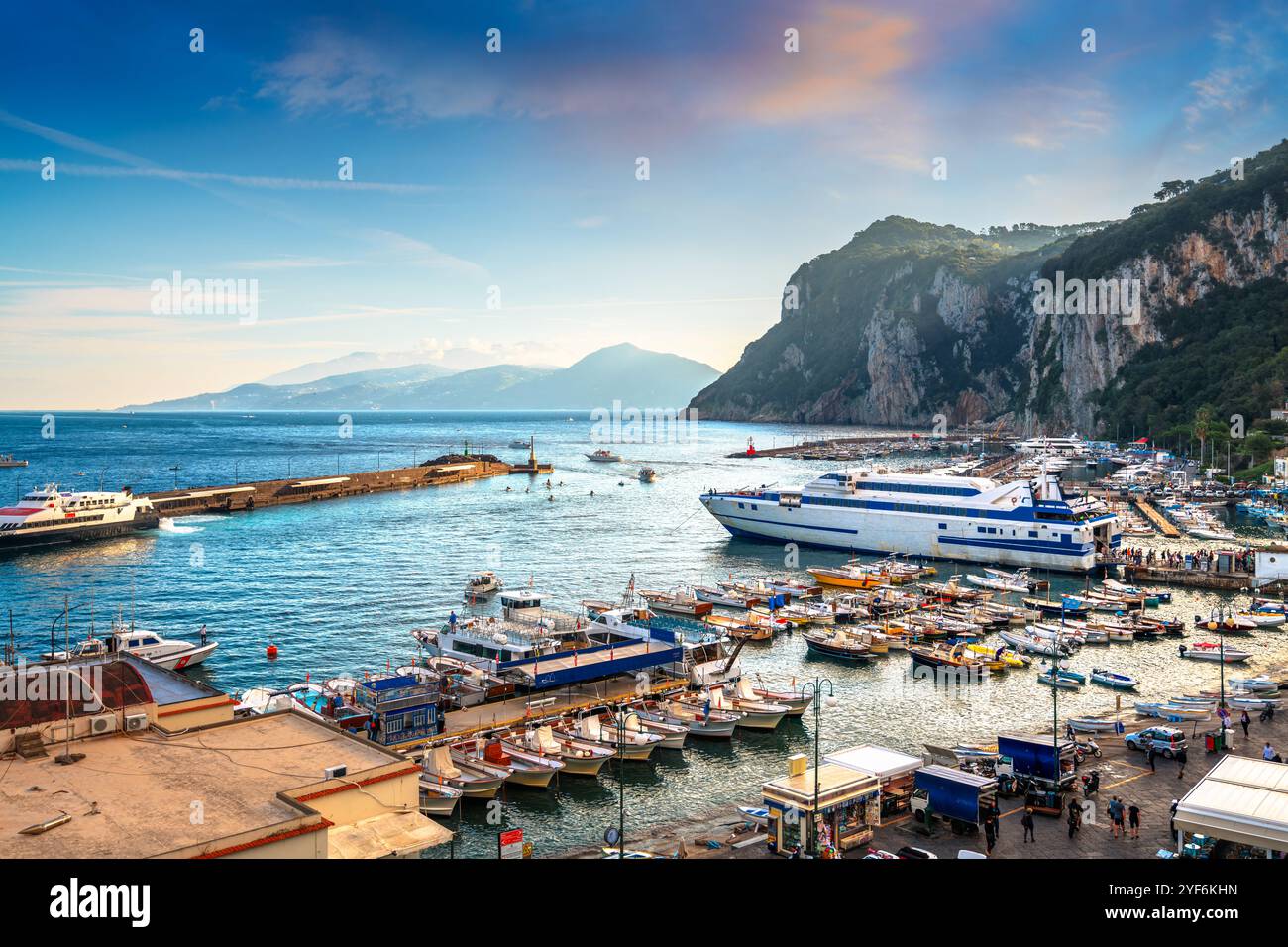 Capri, Italien mit Blick auf den Hafen am Morgen. Stockfoto