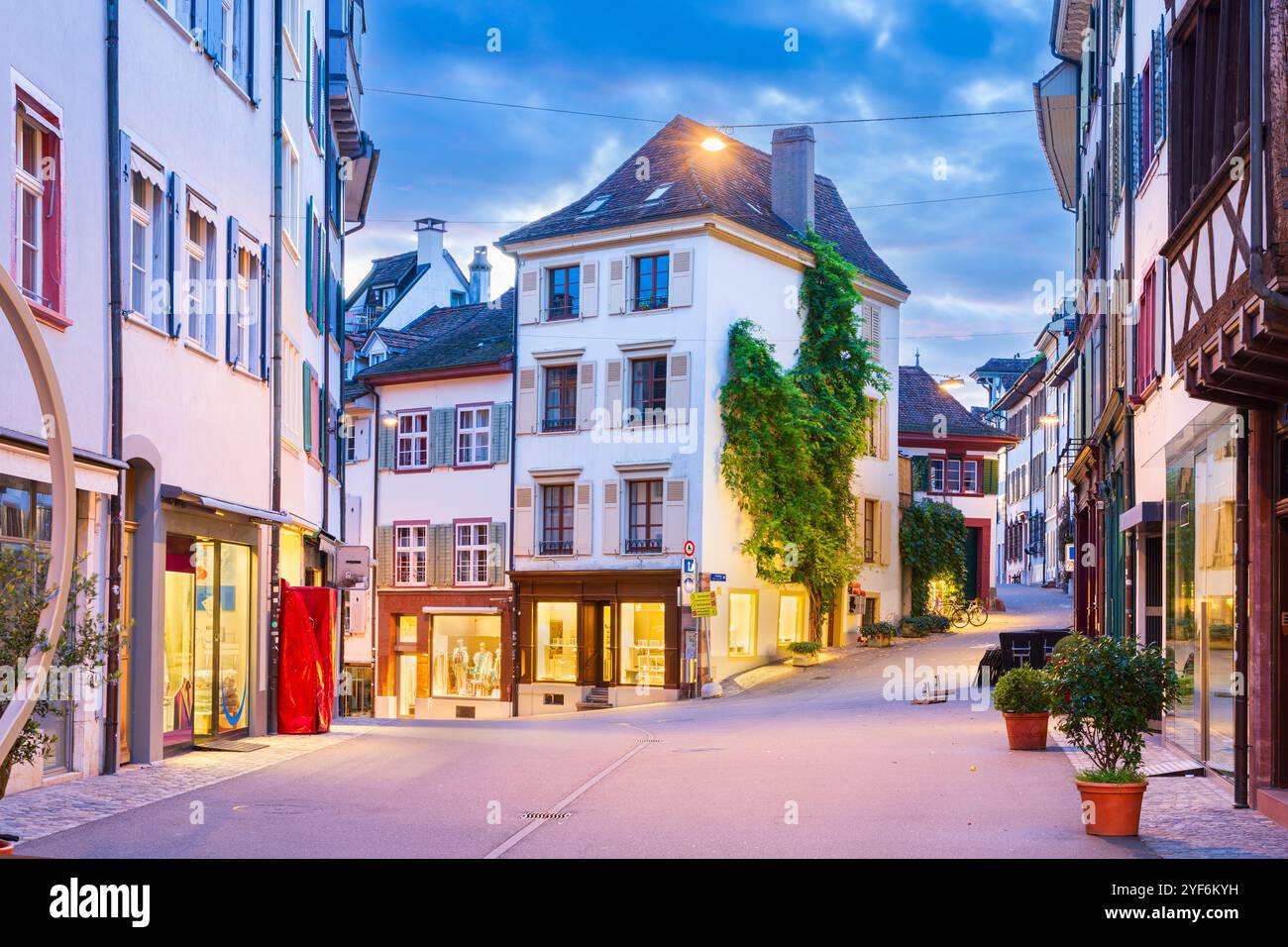 Basel, Schweiz in der Altstadt zur goldenen Stunde. Stockfoto