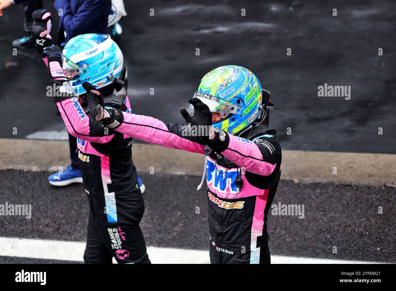 Sao Paulo, Brasilien. November 2024. Esteban Ocon (FRA) Alpine F1 Team (rechts) und Pierre Gasly (FRA) Alpine F1 Team feiern 2-3 im parc Ferme. 03.11.2024. Formel-1-Weltmeisterschaft, Rd 21, Großer Preis Brasiliens, Sao Paulo, Brasilien, Wettkampftag. Das Foto sollte lauten: XPB/Alamy Live News. Stockfoto