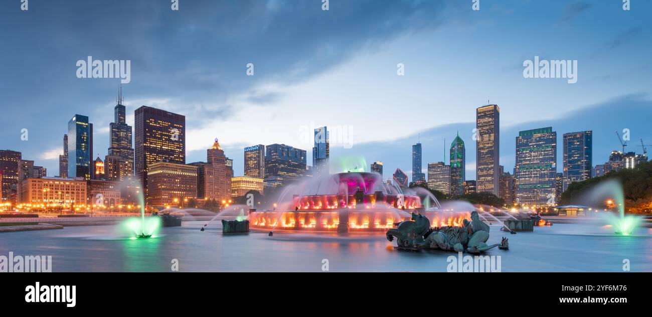 Chicago, Illinois, USA Skyline von Buckingham Fountain in der Abenddämmerung. Stockfoto