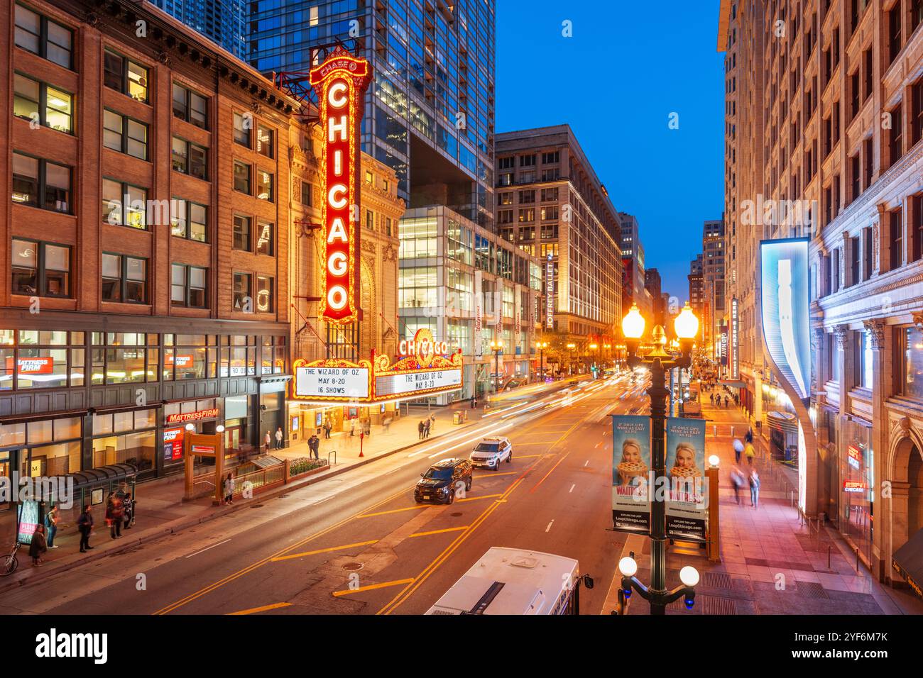 CHICAGO, Illinois - 10. MAI 2018: Das Wahrzeichen von Chicago Theater an der State Street in der Dämmerung. Die historische Theater stammt aus dem Jahre 1921. Stockfoto