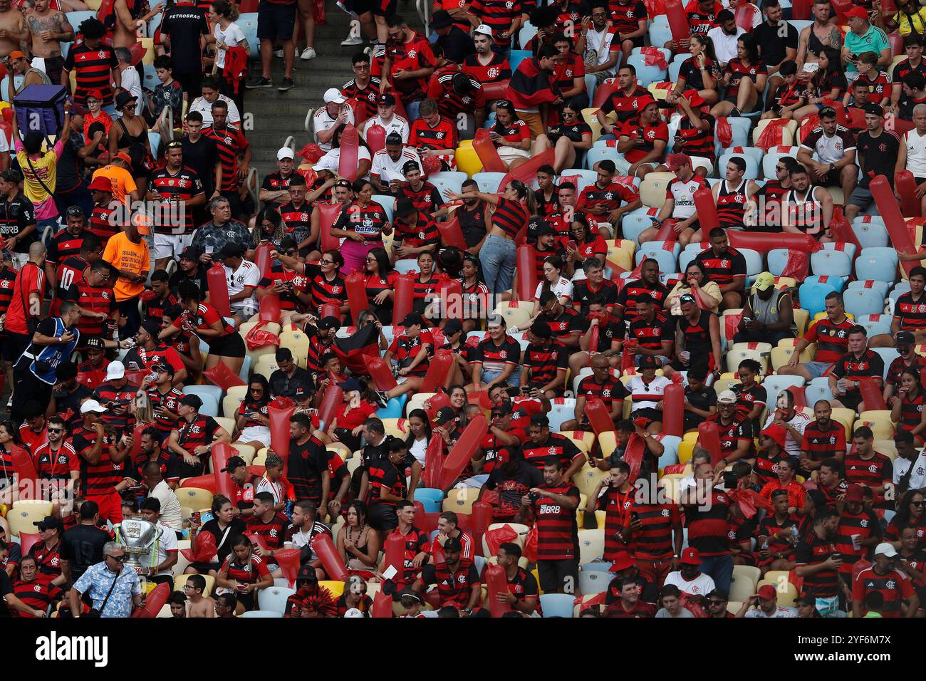 Rio de Janeiro, Brasilien. Oktober 2024. Flamengo-Fans waren vor dem Spiel zwischen Flamengo und Atletico Mineiro am 12. Oktober 2024 im Maracana-Stadion in Rio de Janeiro für die erste Etappe des Finales des Brasilianischen Cups 2024. Foto: Nadine Freitas/DiaEsportivo/Alamy Live News Credit: DiaEsportivo/Alamy Live News Stockfoto