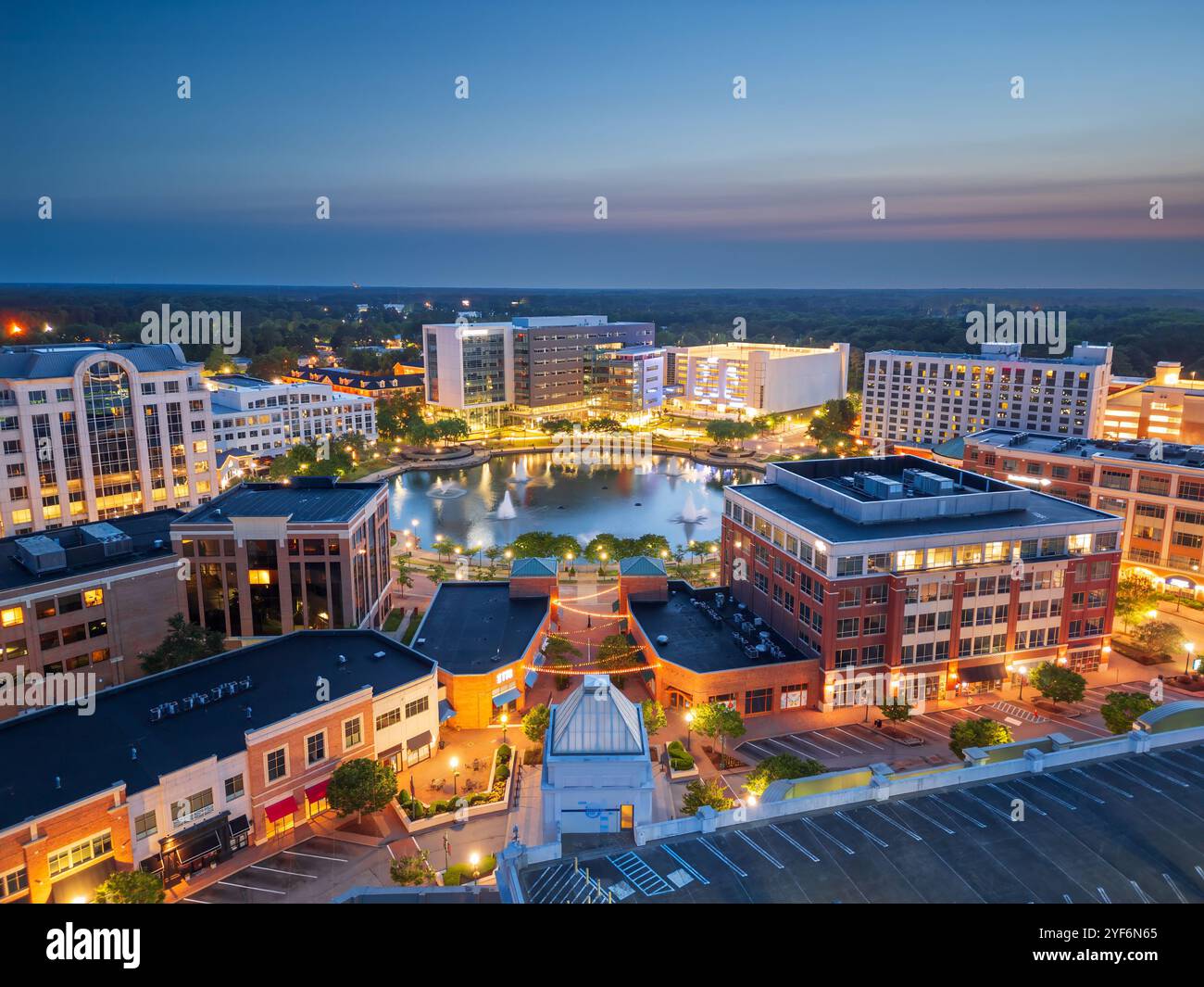 Newport News, Virginia, USA Stadtzentrum von oben in der Dämmerung. Stockfoto