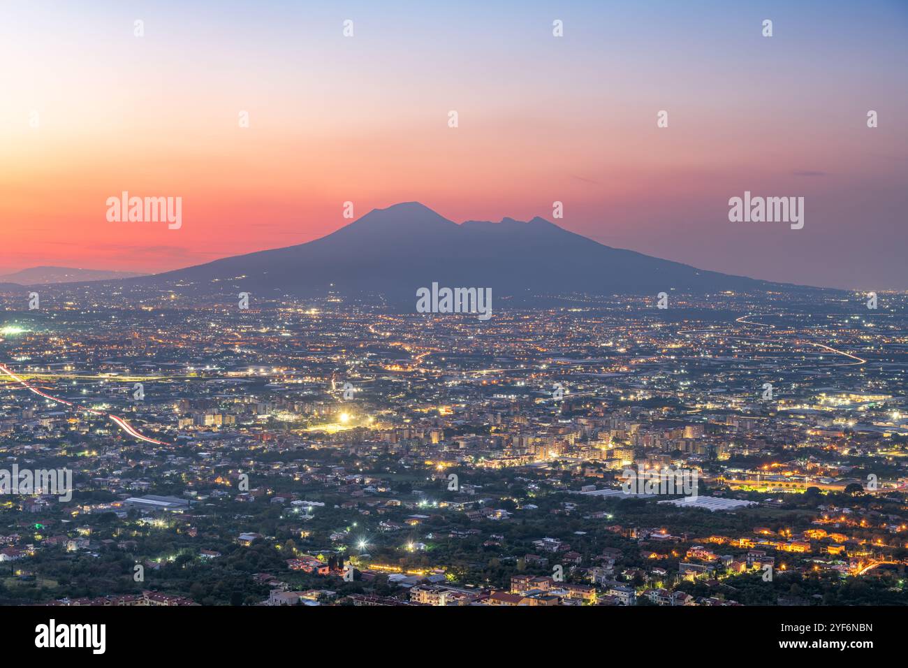 Pompeji, Italien, unter dem Berg Vesuv nach Sonnenuntergang. Stockfoto