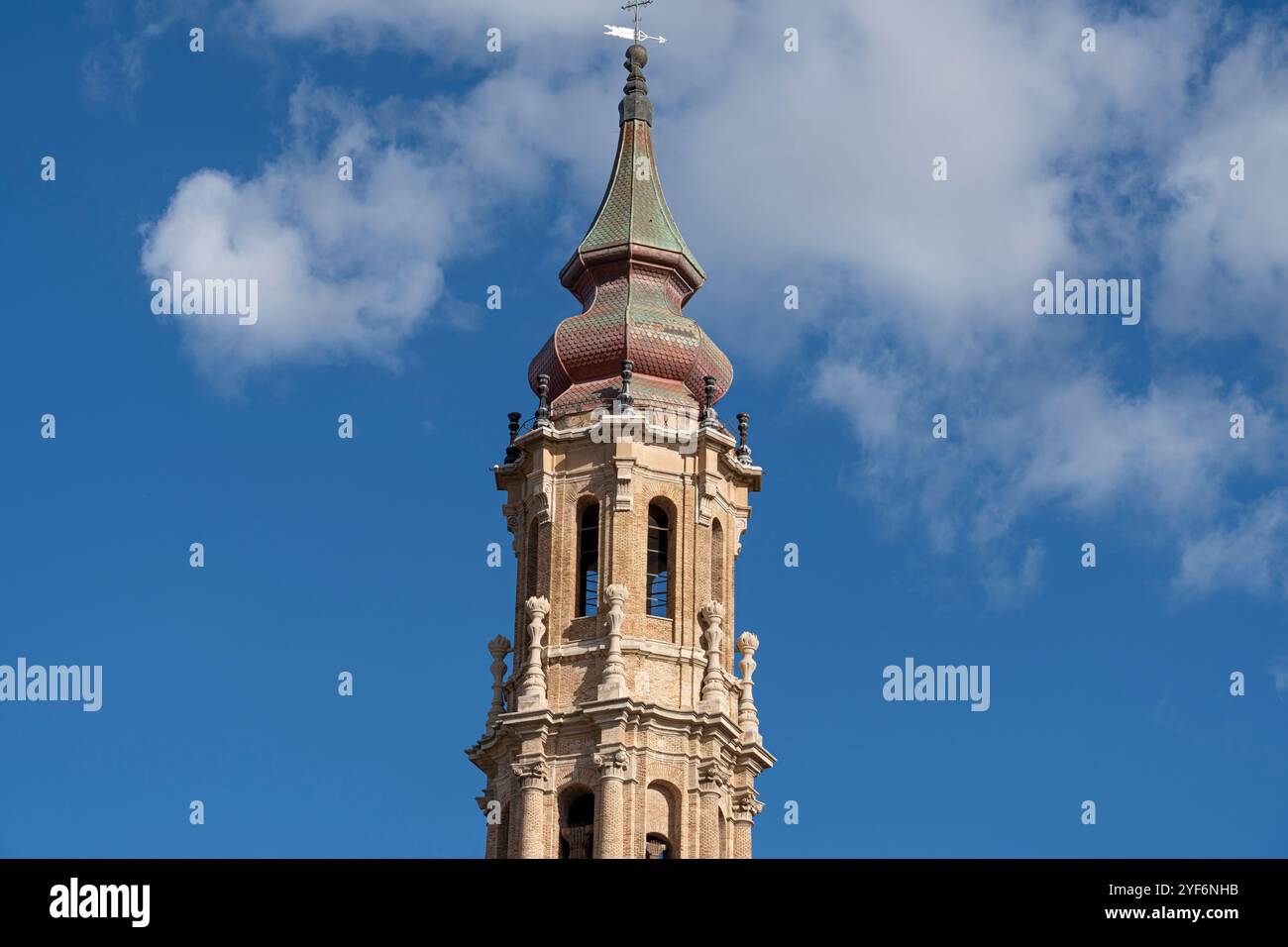 Turm der Basilika del Pilar, ein schönes Beispiel für Mudéjar-Architektur, perfekt für Themen des religiösen und spanischen Erbes Stockfoto