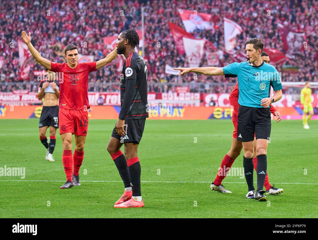 Schiedsrichter Dr. Matthias Jöllenbeck. res, Shows, Watch, Einzelaktion, Schiedsrichter, Hauptschiedsrichter, schiri, Pfeiffe, Pfiff, 11m Entscheidung im Spiel FC BAYERN MÜNCHEN - 1.FC UNION BERLIN 3-0 am 2. November 2024 in München. Saison 2024/2025, 1.Bundesliga, FCB, München, Spieltag 9, 9.Spieltag Fotograf: Peter Schatz - DFL-VORSCHRIFTEN VERBIETEN DIE VERWENDUNG VON FOTOGRAFIEN als BILDSEQUENZEN und/oder QUASI-VIDEO - Stockfoto