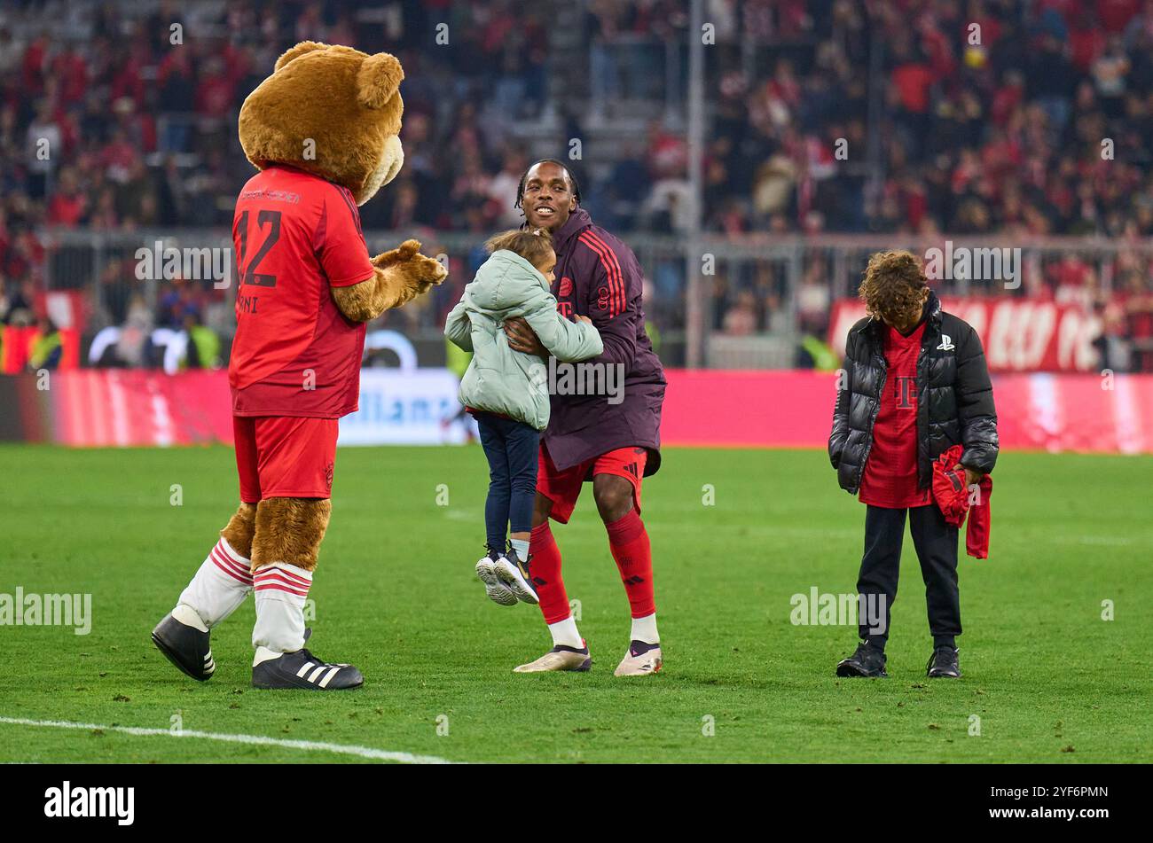 Mathys Tel, FCB 39 mit Kindern feiert mit FCB Maskottchen Bernie nach dem Spiel FC BAYERN MÜNCHEN - 1.FC UNION BERLIN 3-0 am 2. November 2024 in München. Saison 2024/2025, 1.Bundesliga, FCB, München, Spieltag 9, 9.Spieltag Fotograf: Peter Schatz - DFL-VORSCHRIFTEN VERBIETEN DIE VERWENDUNG VON FOTOGRAFIEN als BILDSEQUENZEN und/oder QUASI-VIDEO - Stockfoto