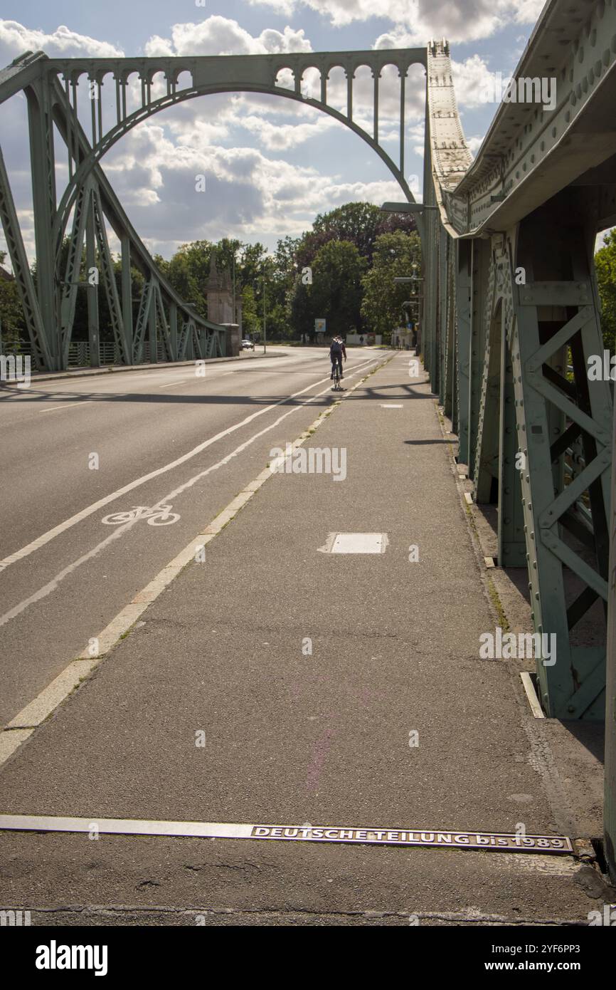 Metalldenkmal-Schild mit der Deutschen Teilung bis 1989 auf der Glienicker Brücke zwischen Potsdam und Berlin Stockfoto