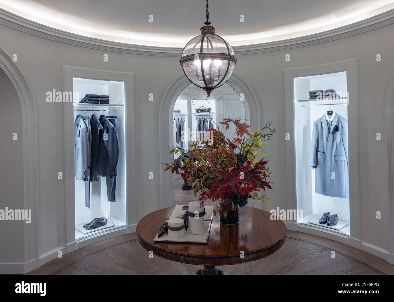 Innenraum des Dunhill Bourdon House London, Großbritannien Stockfoto