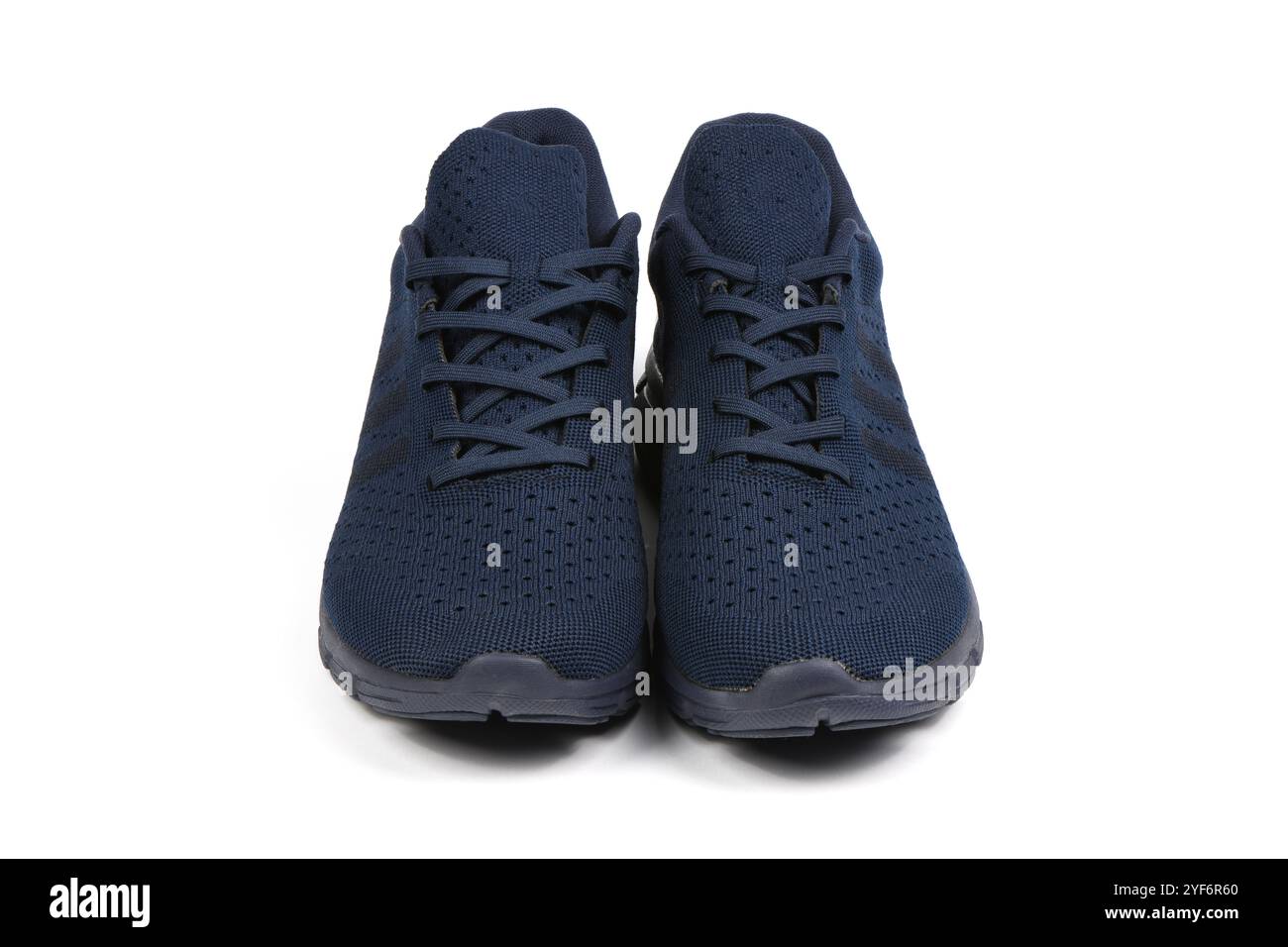 Blauer Sommer-Sneaker aus Mesh-Material mit dicker Sohle, isoliert auf weißem Hintergrund. Sport- und Straßenbekleidung modische Sportschuhe. Stockfoto