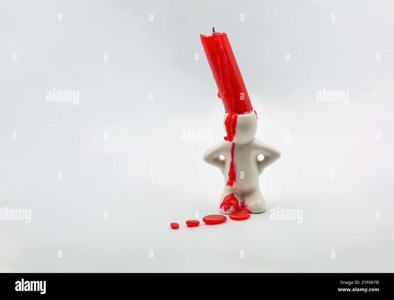 Roter Kerzenstich in niedlicher Kerzenleuchter in Form eines Mannes Nahaufnahme auf weißem Hintergrund Stockfoto