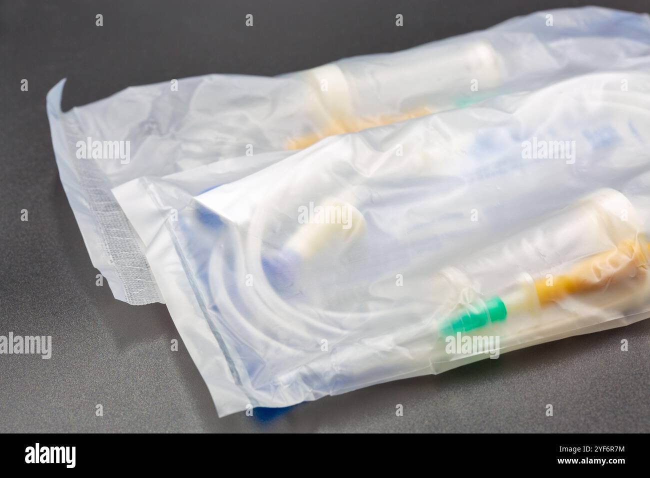 Vorrichtung zur Infusion von Blutersatzmitteln und Infusionslösungen Packungsnahmeschutz auf Schwarz. Stockfoto