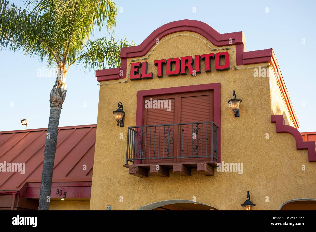 Upland, Kalifornien, USA - 19.02.2019: Blick auf ein Ladenschild für das Tex-Mex-Restaurant, bekannt als El Torito. Stockfoto