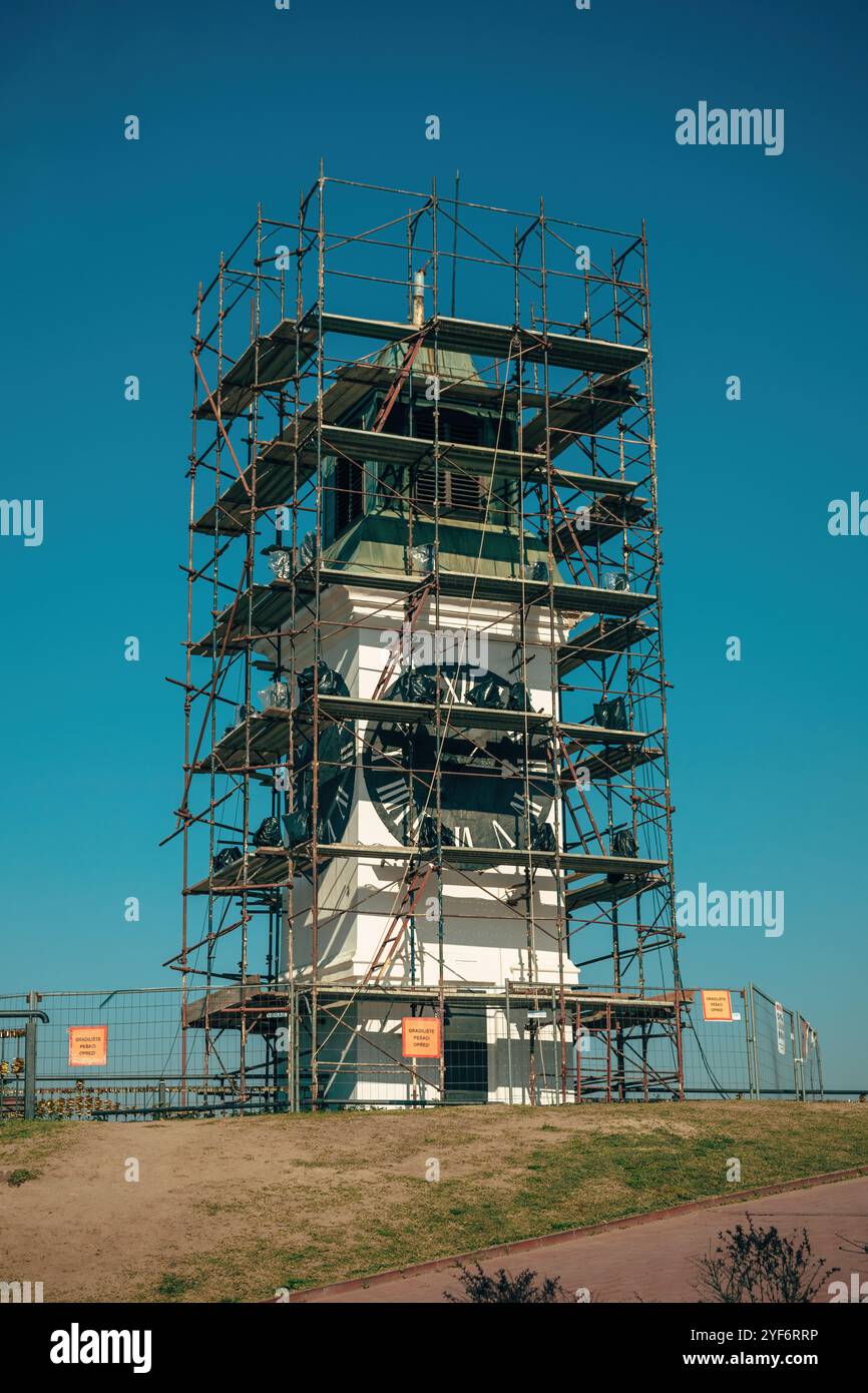 Novi Sad, Serbien - 23. Oktober 2024: Wiederaufbau des berühmten Petrovaradin-Uhrenturms, der während des Sommersuperzellensturms beschädigt wurde Stockfoto