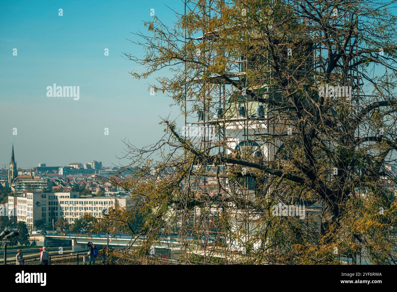 Novi Sad, Serbien - 23. Oktober 2024: Wiederaufbau des berühmten Petrovaradin-Uhrenturms, der während des Sommersuperzellensturms beschädigt wurde Stockfoto