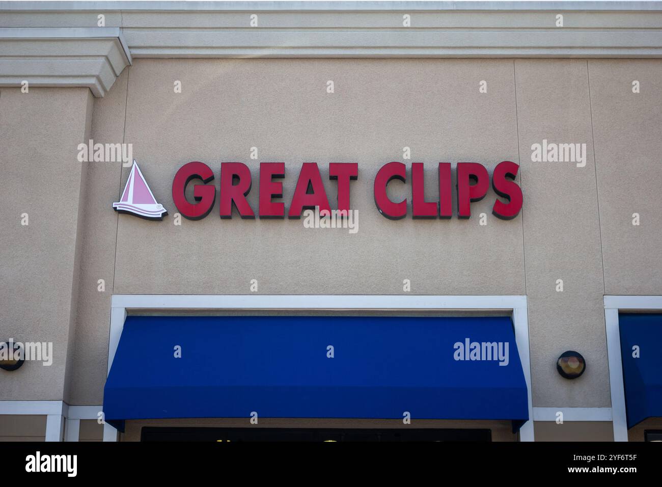 Los Angeles, Kalifornien, USA - 24.02.2019: Blick auf ein Ladenschild für das Friseurgeschäft, bekannt als Great Clips. Stockfoto