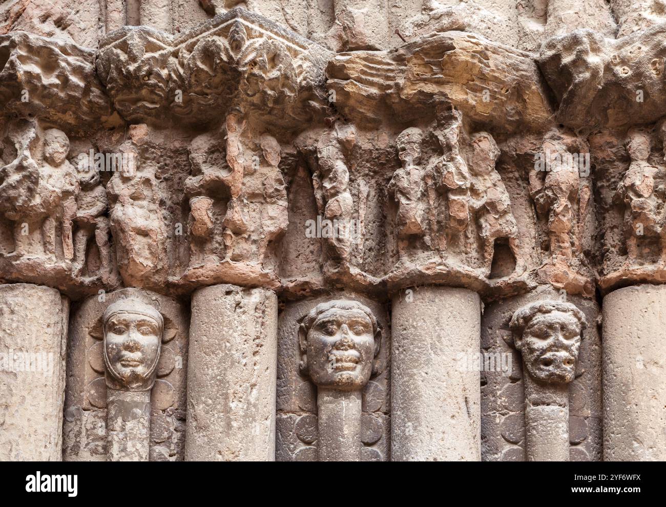 Detaillierte Steinschnitzereien von Figuren und Gesichtern zieren die antiken Säulen in Obanos und zeigen ein reiches künstlerisches Erbe. Stockfoto