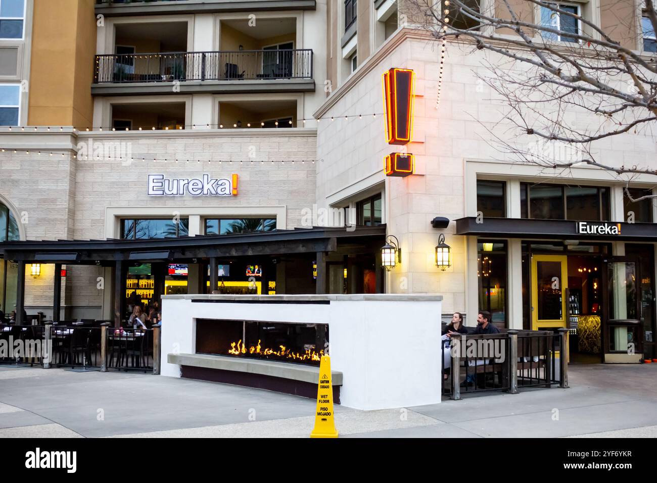 Huntington Beach, Kalifornien, USA - 03-01-2019: Blick auf ein Ladenschild für das Restaurant Eureka. Stockfoto