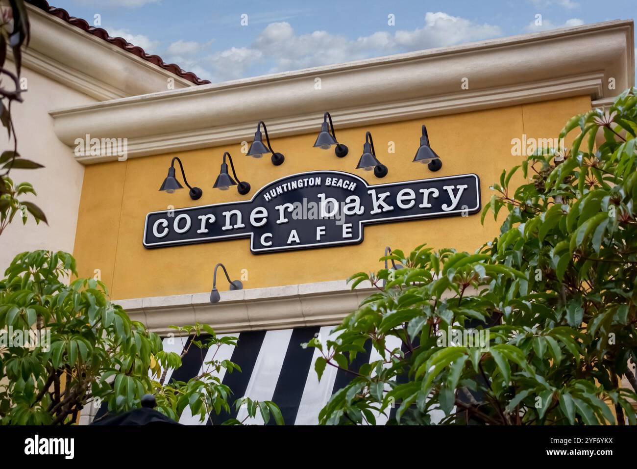 Huntington Beach, Kalifornien, USA - 01.03.19: Blick auf ein Ladenschild für das Restaurant Corner Bakery Cafe. Stockfoto