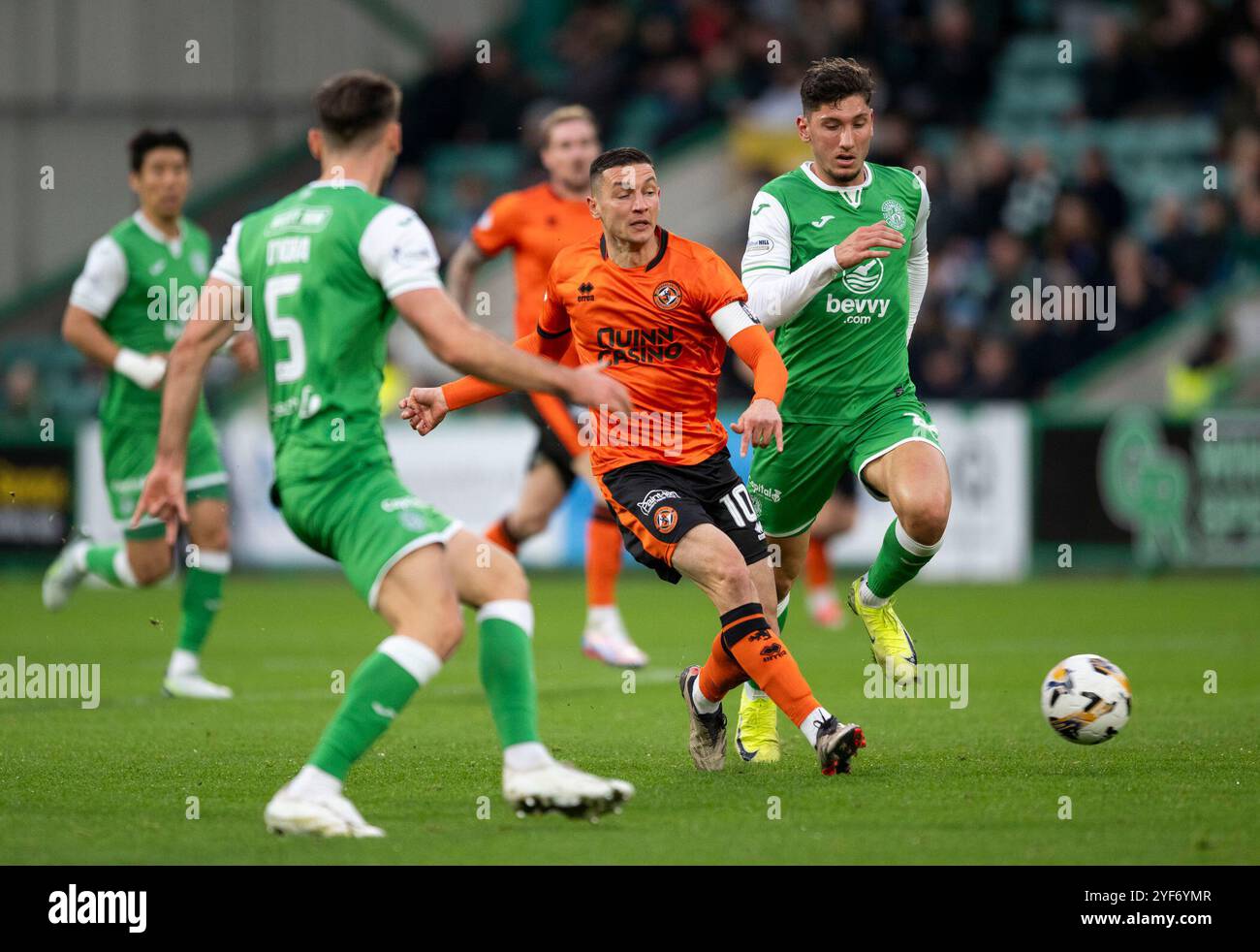 Edinburgh, Großbritannien. November 2024. Scottish Premiership - Hibernian FC gegen Dundee Utd FC 27.10.20/24 Dundee Utd Mittelfeldspieler David Babunski schießt ins Tor, als Hibs gegen Dundee Utd in der Scottish Premiership im Easter Road Stadium in Edinburgh, Großbritannien, antreten. Quelle: Ian Jacobs/Alamy Live News Stockfoto