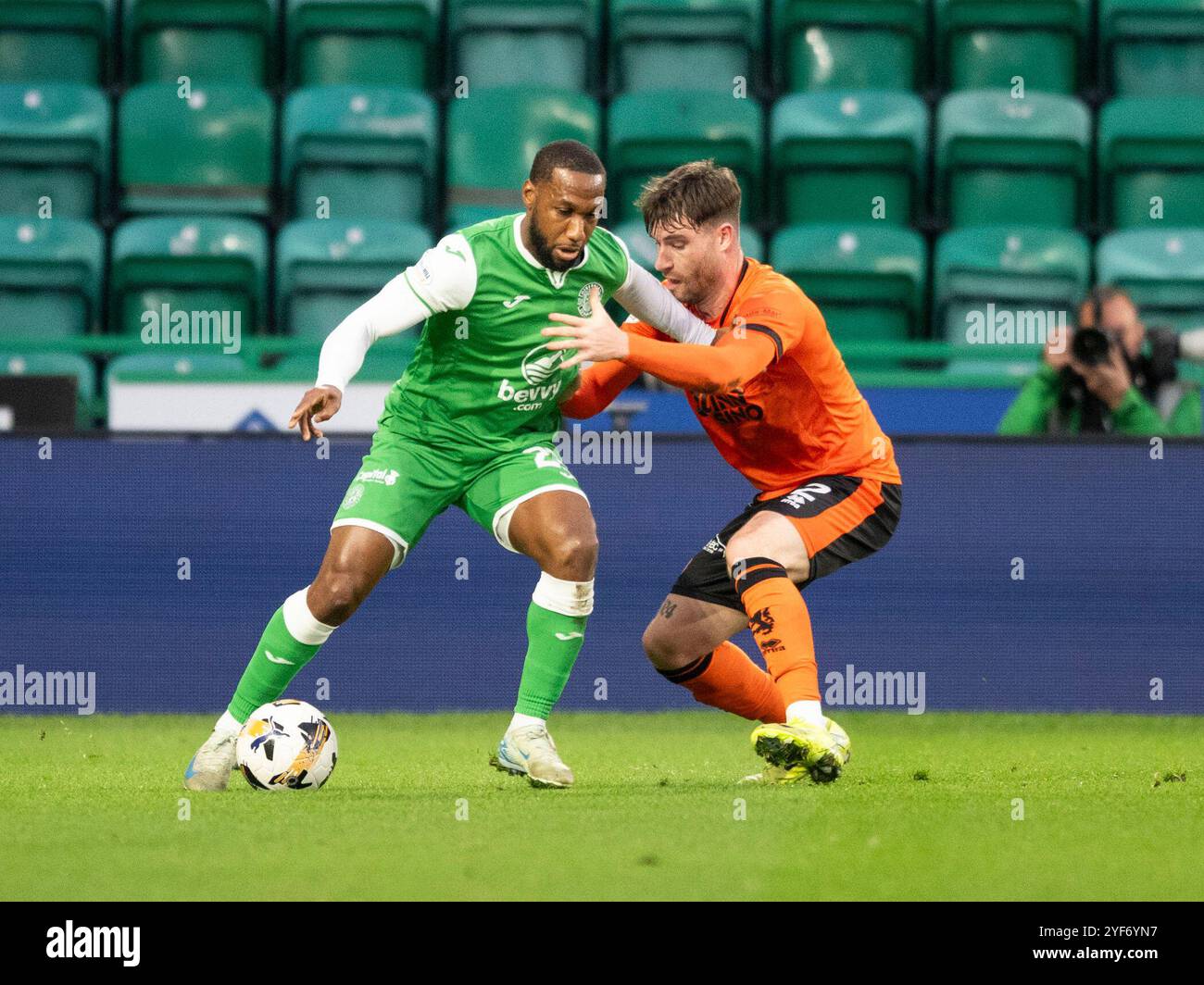 Edinburgh, Großbritannien. November 2024. Scottish Premiership - Hibernian FC gegen Dundee Utd FC 27/10/20/24 Hibs' Stürmer Junior Hoilett und Dundee Utd Verteidiger Ryan Strain kämpfen um den Ball, als Hibs gegen Dundee Utd in der schottischen Premiership im Easter Road Stadium in Edinburgh, Großbritannien, antreten. Quelle: Ian Jacobs/Alamy Live News Stockfoto