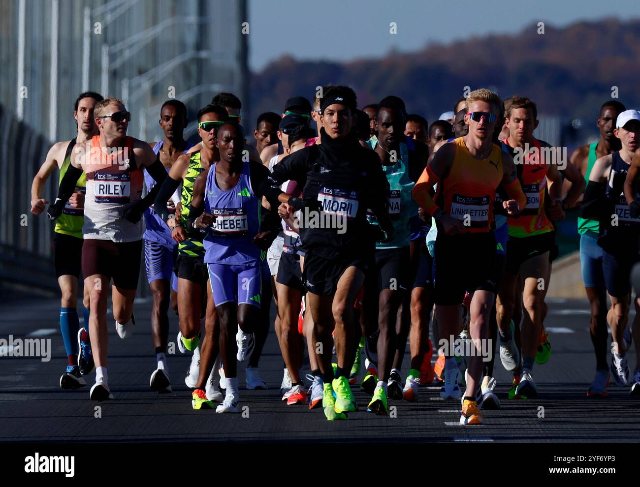 New York, Usa. November 2024. Elite-Läufer der Herren-Division überqueren die Verrazzano Narrows Bridge, wenn sie am Sonntag, den 3. November 2024, beim NYRR TCS New York City Marathon 2024 in New York City antreten. Über 50.000 Läufer aus New York City und der ganzen Welt fahren durch die fünf Stadtteile auf einer Strecke, die sich von der Verrazano Bridge windet, bevor sie die Ziellinie von Tavern on the Green im Central Park überqueren. Foto: John Angelillo/UPI Credit: UPI/Alamy Live News Stockfoto