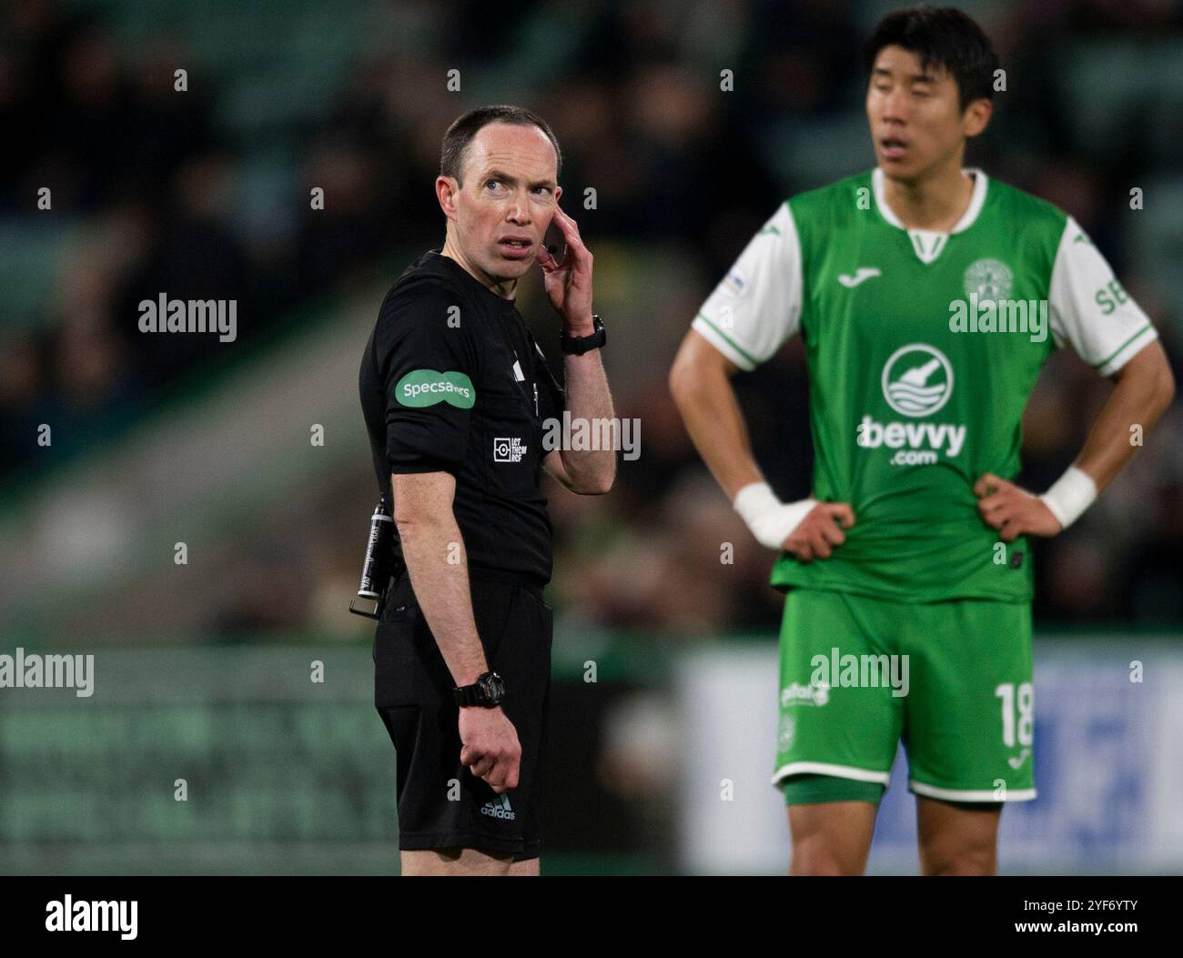 Edinburgh, Großbritannien. November 2024. Scottish Premiership - Hibernian FC gegen Dundee Utd FC 27.10.20/24, Schiedsrichter Colin Steven, wartet auf die Entscheidung, als Hibs gegen Dundee Utd in der Scottish Premiership im Easter Road Stadium, Edinburgh, UK, antreten. Quelle: Ian Jacobs/Alamy Live News Stockfoto