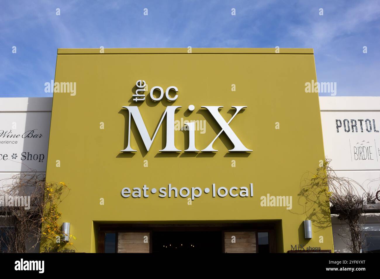 Costa Mesa, Kalifornien, USA - 03-03-2019: Blick auf ein Ladenschild für das Einkaufszentrum OC Mix im SOCO-Viertel. Stockfoto