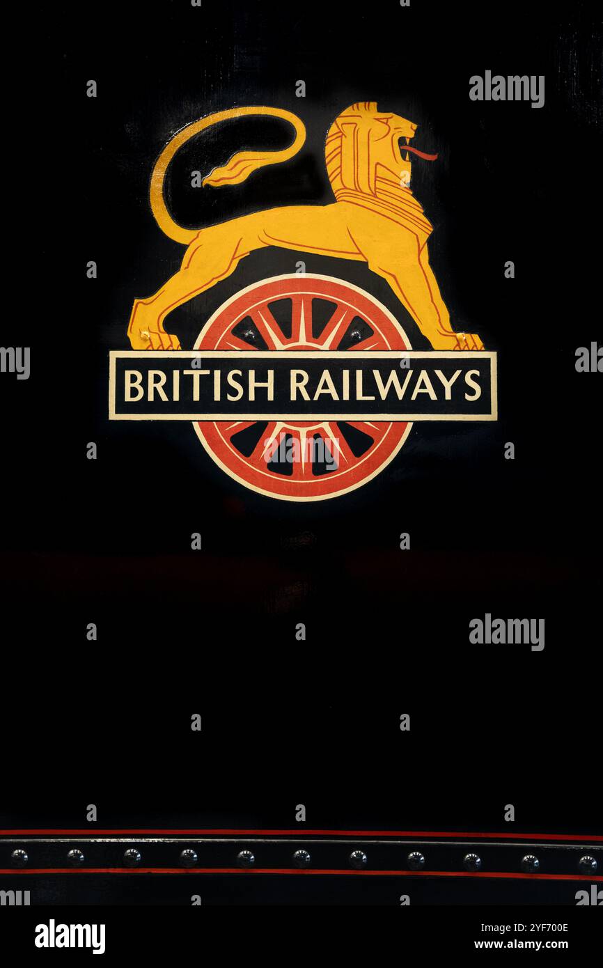 NATIONAL RAILWAY MUSEUM, YORK, GROSSBRITANNIEN - 6. OKTOBER 2024. Ein altes Emblem und Schild der British Railways an der Seite einer Dampflokomotive, das ein nostalgisches Zeichen kennzeichnet Stockfoto