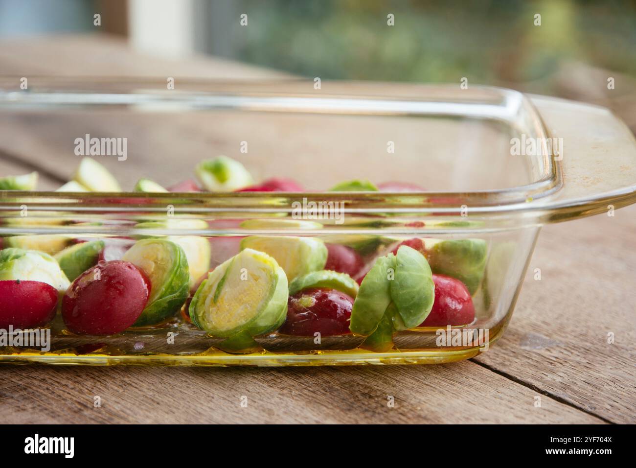 Rosenkohl und Radieschen mit etwas Öl in einer Auflaufform. Stockfoto