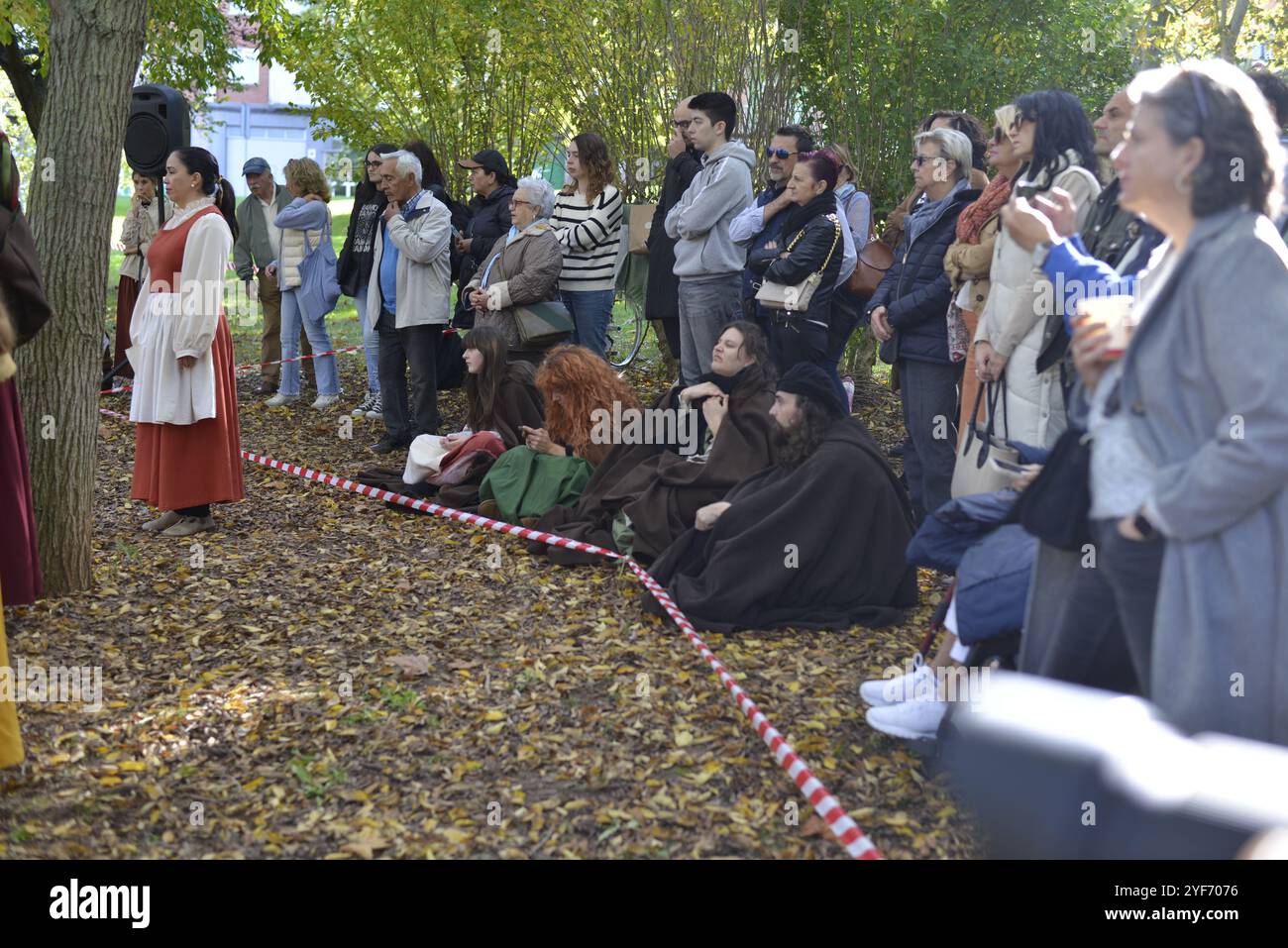 Logroño, La Rioja, Spanien. November 2024. Mittelalterliche Tanzgruppe, die Choreographie mit roten Bändern beim historischen Nachstellfest vorführt. Stockfoto