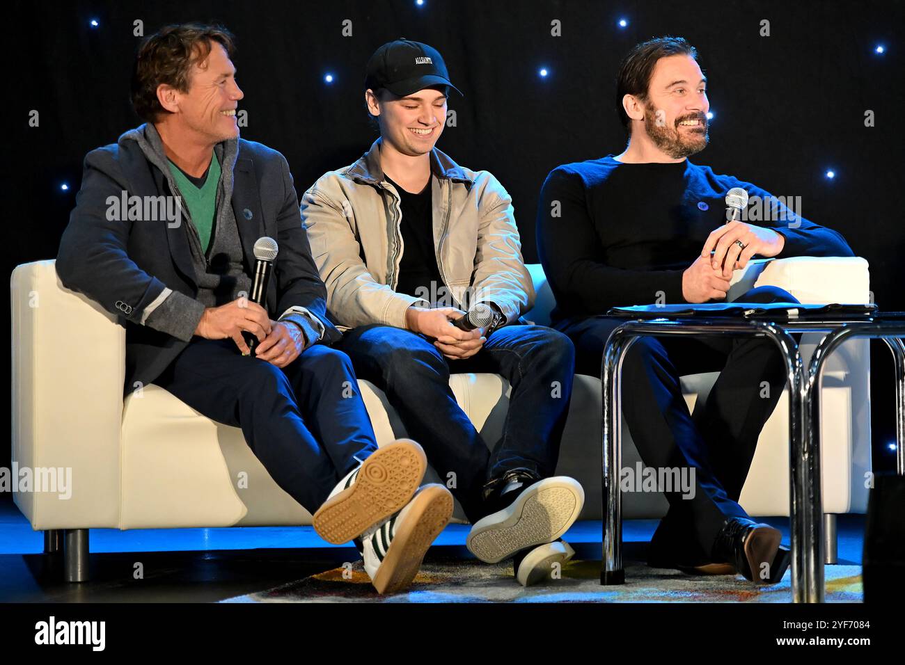 Der US-amerikanische Schauspieler Brian Krause (links) und die britischen Schauspieler Dean-Charles Chapman und Clive Standen bei einer Eröffnung der Comic-Con Junior 2024, Treffen der fa Stockfoto