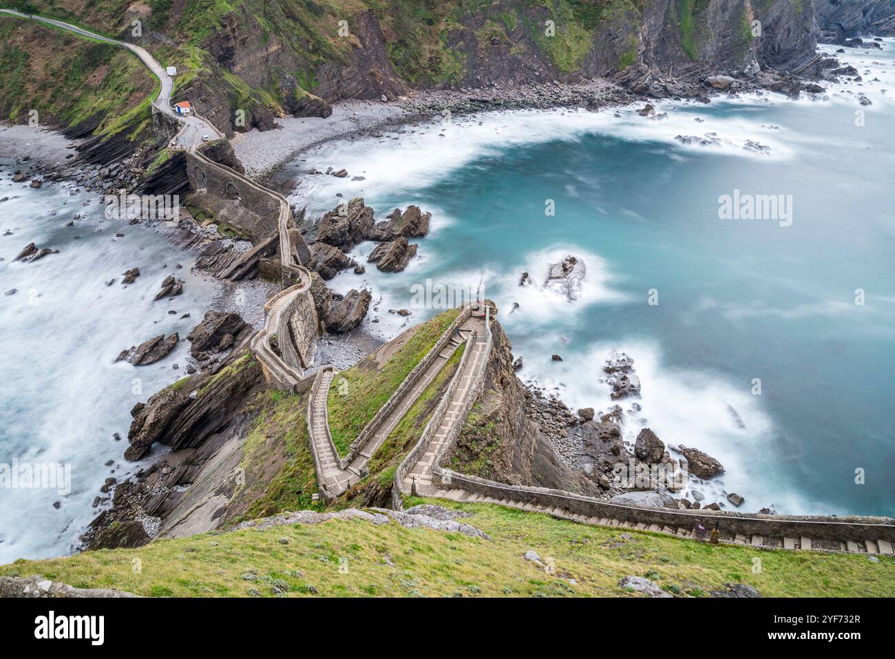 Küste und Zufahrt nach San Juan de Gaztelugatxe Stockfoto