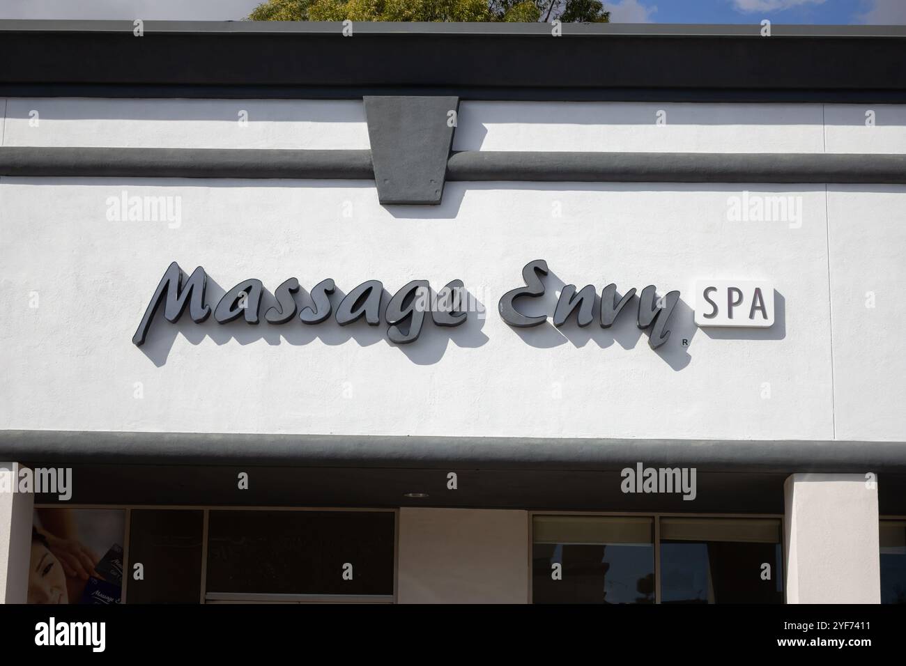 Los Angeles, Kalifornien, USA - 10.03.2019: Blick auf ein Ladenschild für die Massage Spa Kette, bekannt als Massage Envy. Stockfoto