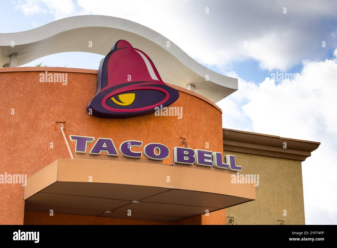 Los Angeles, Kalifornien, USA - 10.03.2019: Blick auf ein Ladenschild für die Tex Mex Fast Food-Kette, bekannt als Taco Bell. Stockfoto