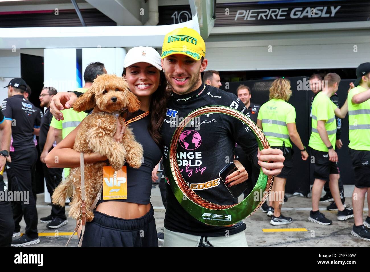 Sao Paulo, Brasilien. November 2024. Pierre Gasly (FRA) Alpine F1 Team feiert seinen dritten Platz mit seiner Freundin Kika Cerqueira Gomes (POR). 03.11.2024. Formel-1-Weltmeisterschaft, Rd 21, Großer Preis Brasiliens, Sao Paulo, Brasilien, Wettkampftag. Das Foto sollte lauten: XPB/Alamy Live News. Stockfoto