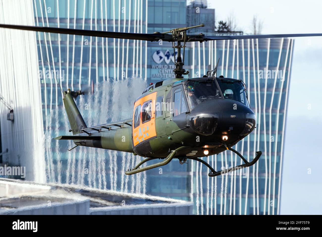 Bell UH-1 „Huey“ Hubschrauber Anstecknadel Aus Feinem Englischen Zinn – Handgefertigt In UK, Detailreich & Mit Geschenkbeutel