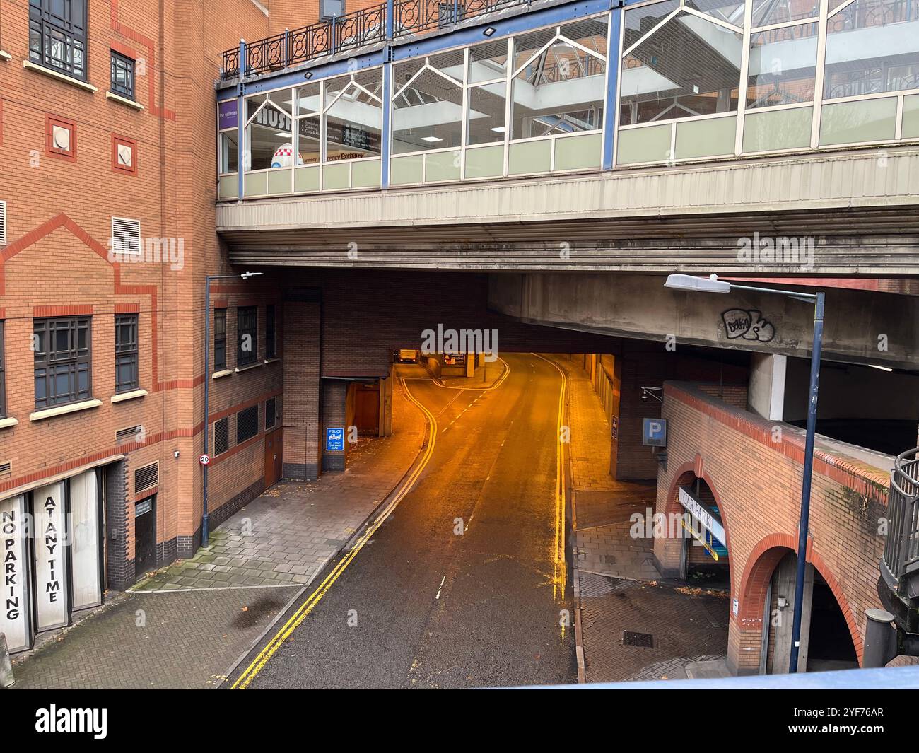 Blick hinunter auf die Straßen unter dem Einkaufszentrum Galleries von der Union Street. Bristol, England, Vereinigtes Königreich. Oktober 2024. Stockfoto